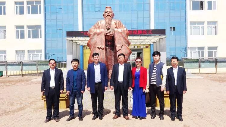 通辽市科左后旗双胜镇中心学校举行“电大书屋”揭牌暨图书捐赠仪式(2018年4月19日)