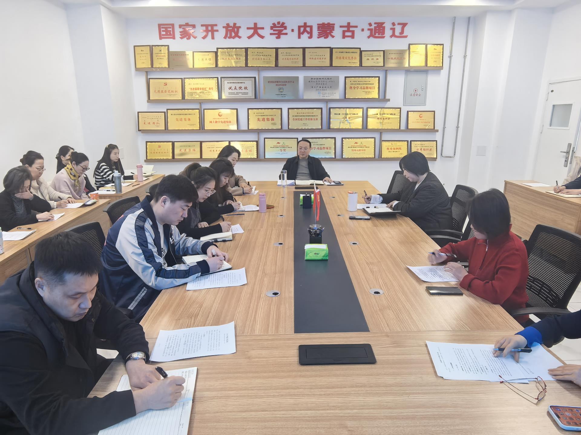 锚定目标 真抓实干--通辽开放大学2025年工作总结暨2026年工作部署会